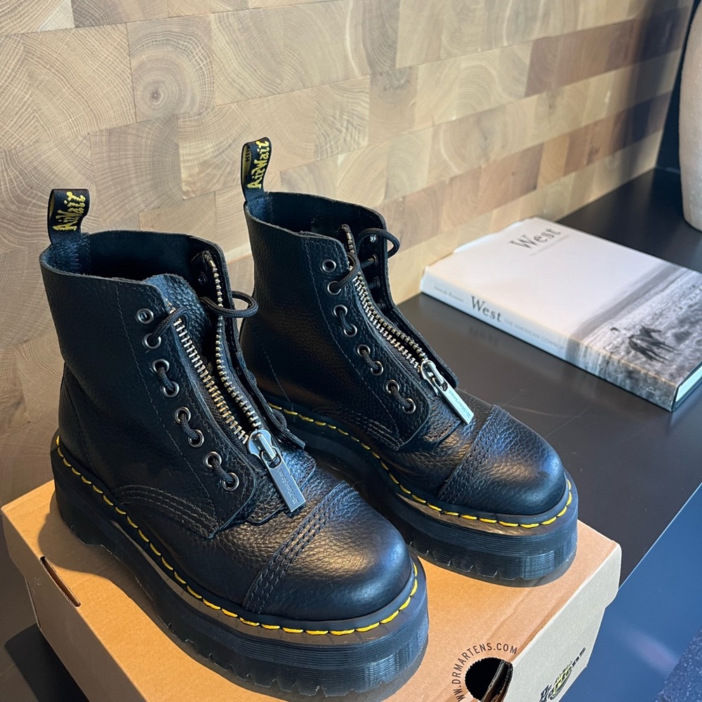 Dr martins used only once/ not my style i wear a size 7 women’s